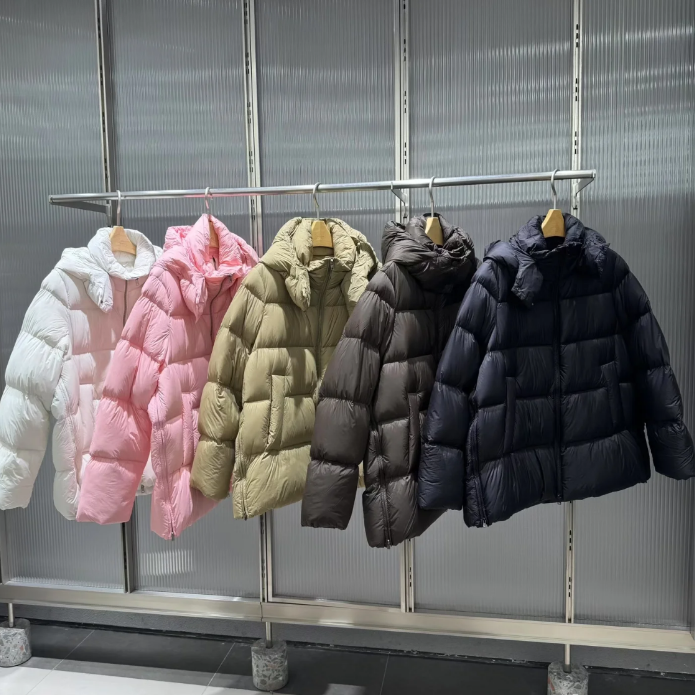 现货江南2025冬款女装宽松休闲简约纯色连帽羽绒服外套 5X0C10110