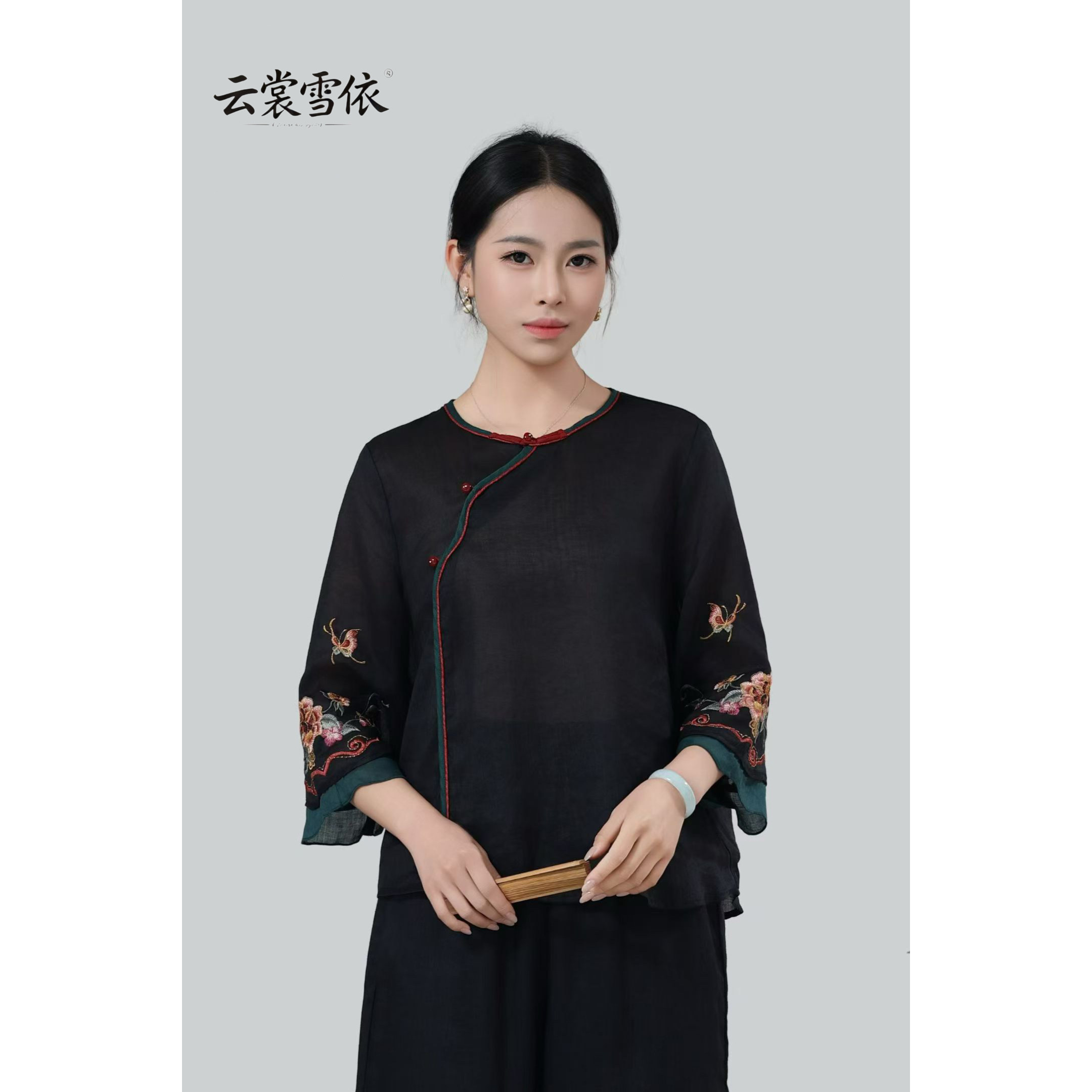 新中式黑色斜襟刺绣盘扣上衣女