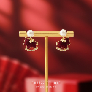 红色小飞马耳环马年本命年适合过年气质精致小巧耳钉无耳洞耳夹女