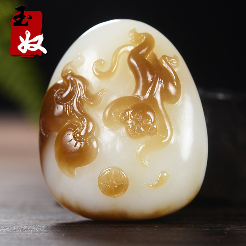 新疆且末县和田玉/红色艳丽巧克力糖羊脂玉/生肖猴/灵猴献桃/吊坠