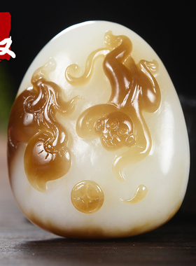 新疆且末县和田玉/红色艳丽巧克力糖羊脂玉/生肖猴/灵猴献桃/吊坠