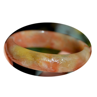 新疆乌尔禾天然金丝玉/藕粉红黄色地表籽料彩玉/孔雀/雕花手镯/58