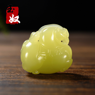 新疆若羌县冰底起胶荧光鸡油黄色黄玉/马/马上有钱/吊坠/23.48克