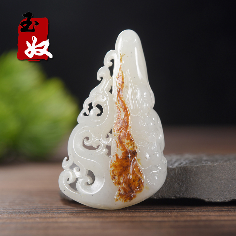 新疆和田地区天然和田玉/枣红皮带青花点白玉籽料/仿古龙凤/吊坠
