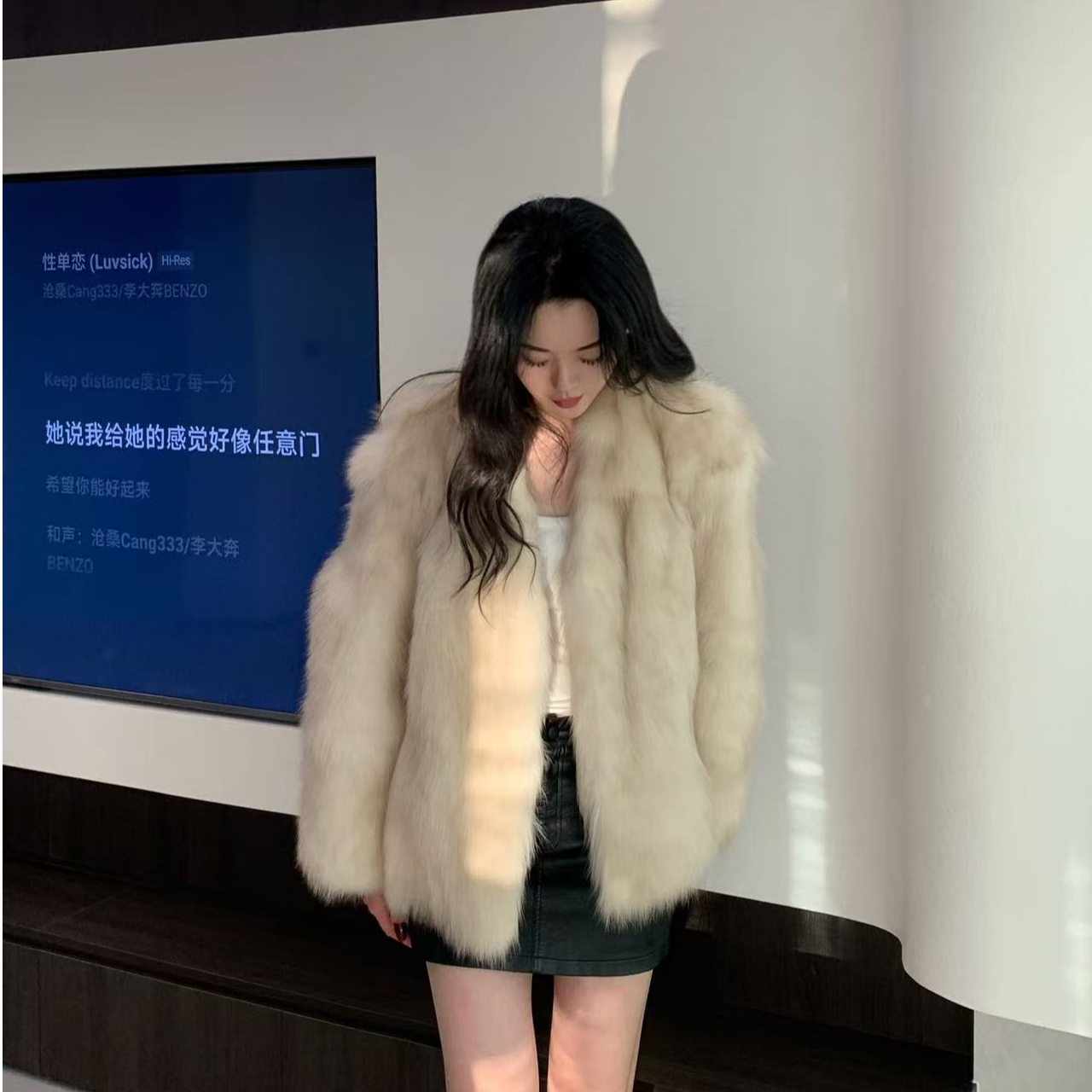 V领狐狸毛年轻皮草外套