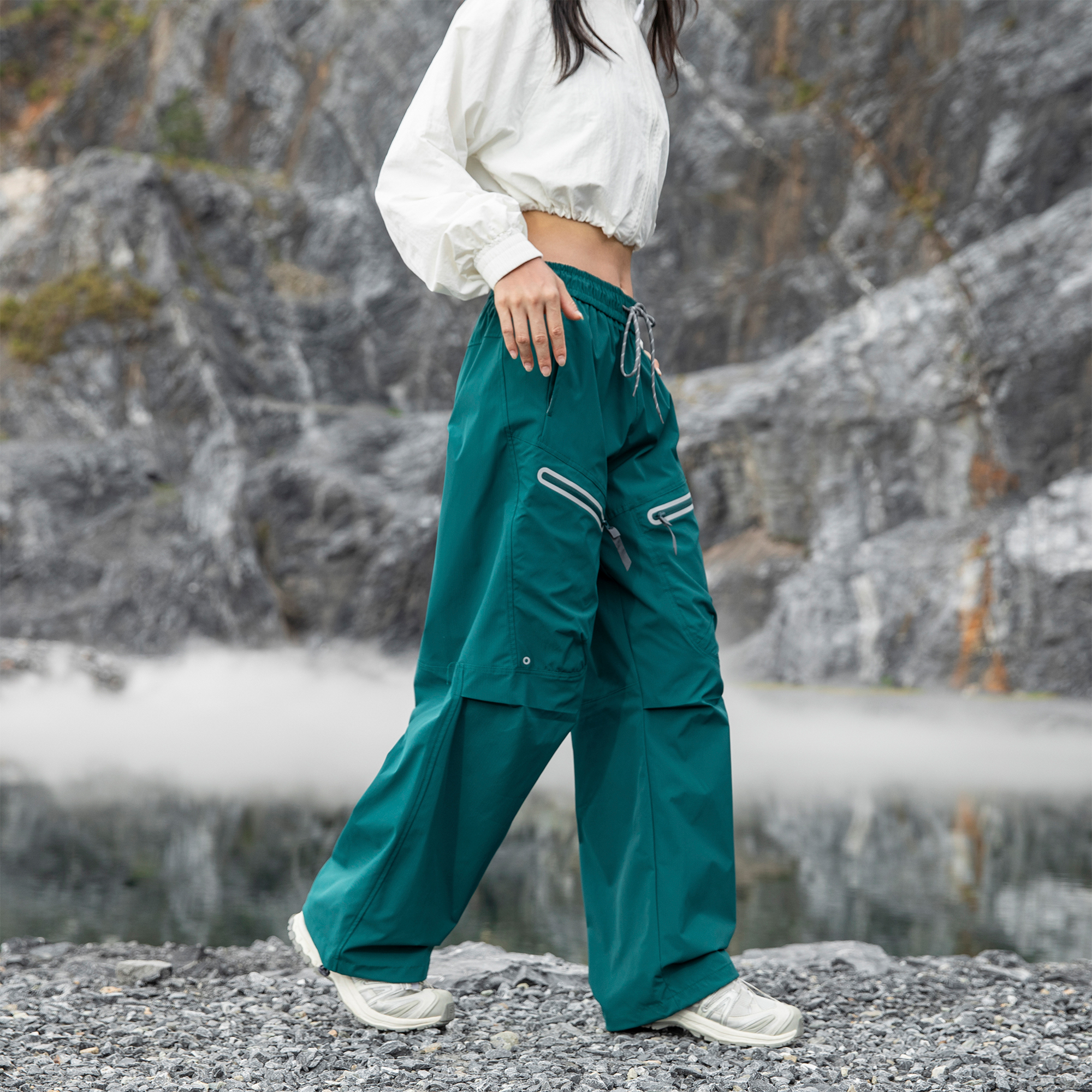 复古纯色户外伞兵工装裤女秋冬新款防水冲锋登山裤宽松束脚休闲裤