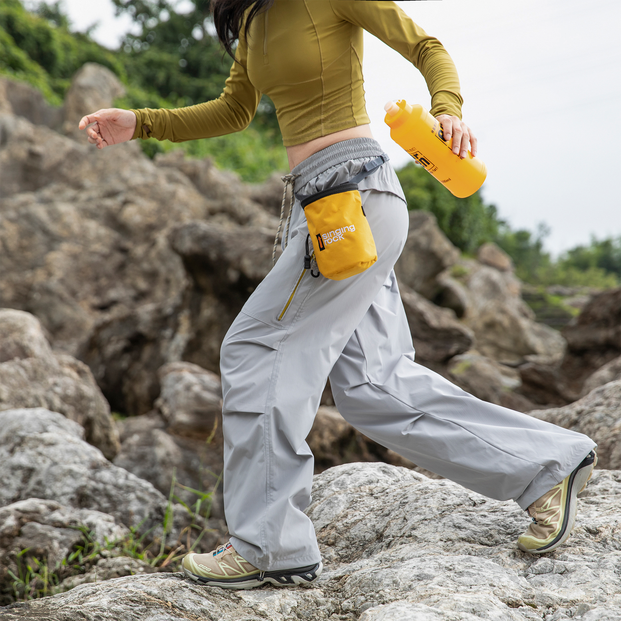 浅云灰户外登山伞兵裤女秋冬新款防水冲锋直筒裤宽松工装休闲长裤