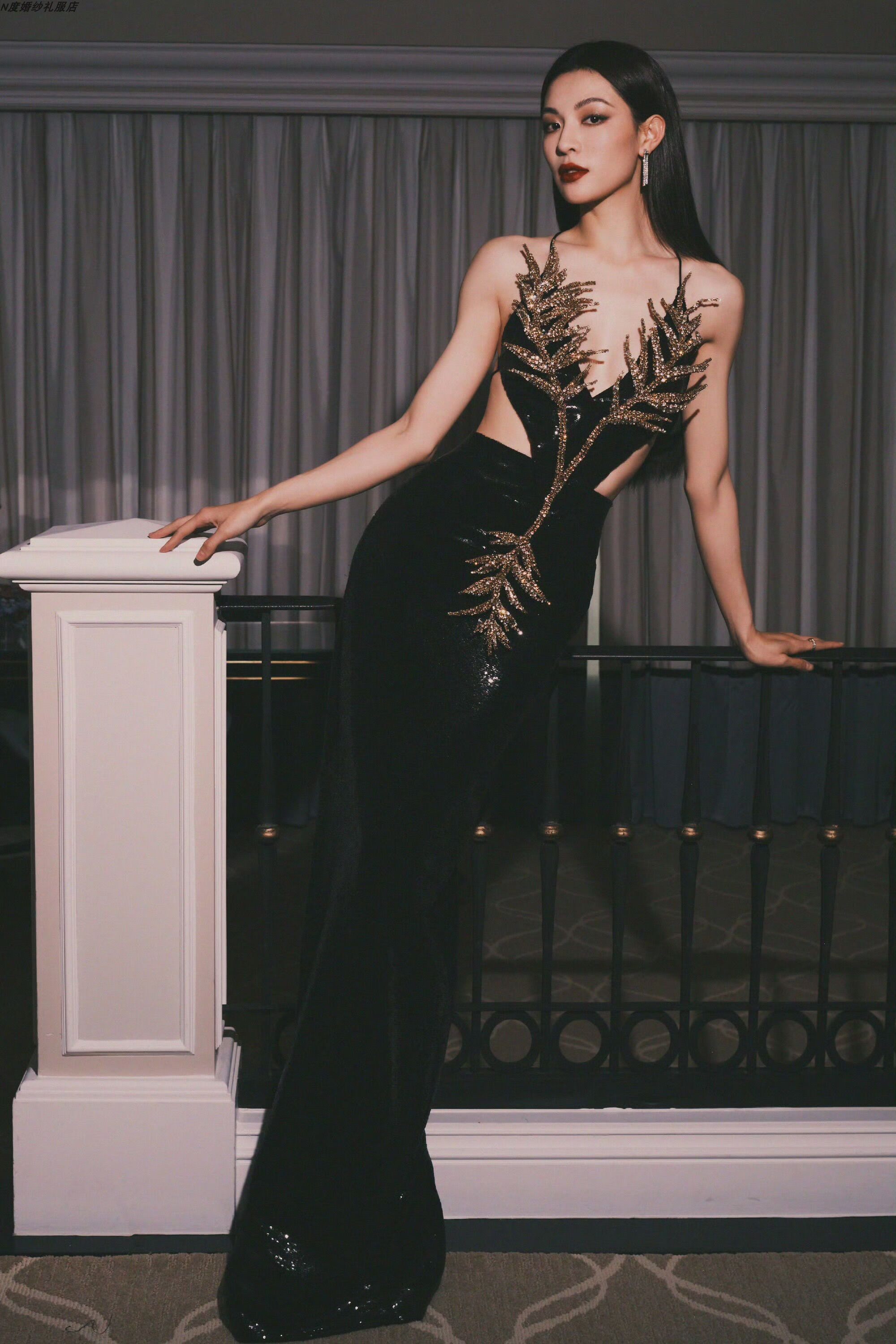星光大赏钟楚曦明星同款黑色深v露腰露背亮片长裙生日年会轻礼服