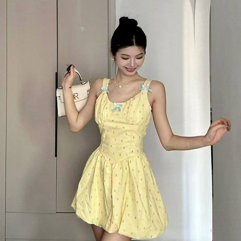 夏季多巴胺黄波点吊带花苞连衣裙图片