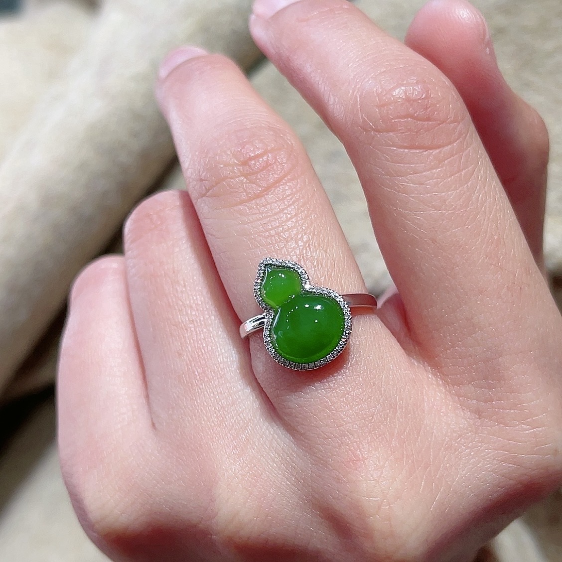 天然和田碧玉老料菠菜绿葫芦戒指玉石18k白金镶嵌名媛气质