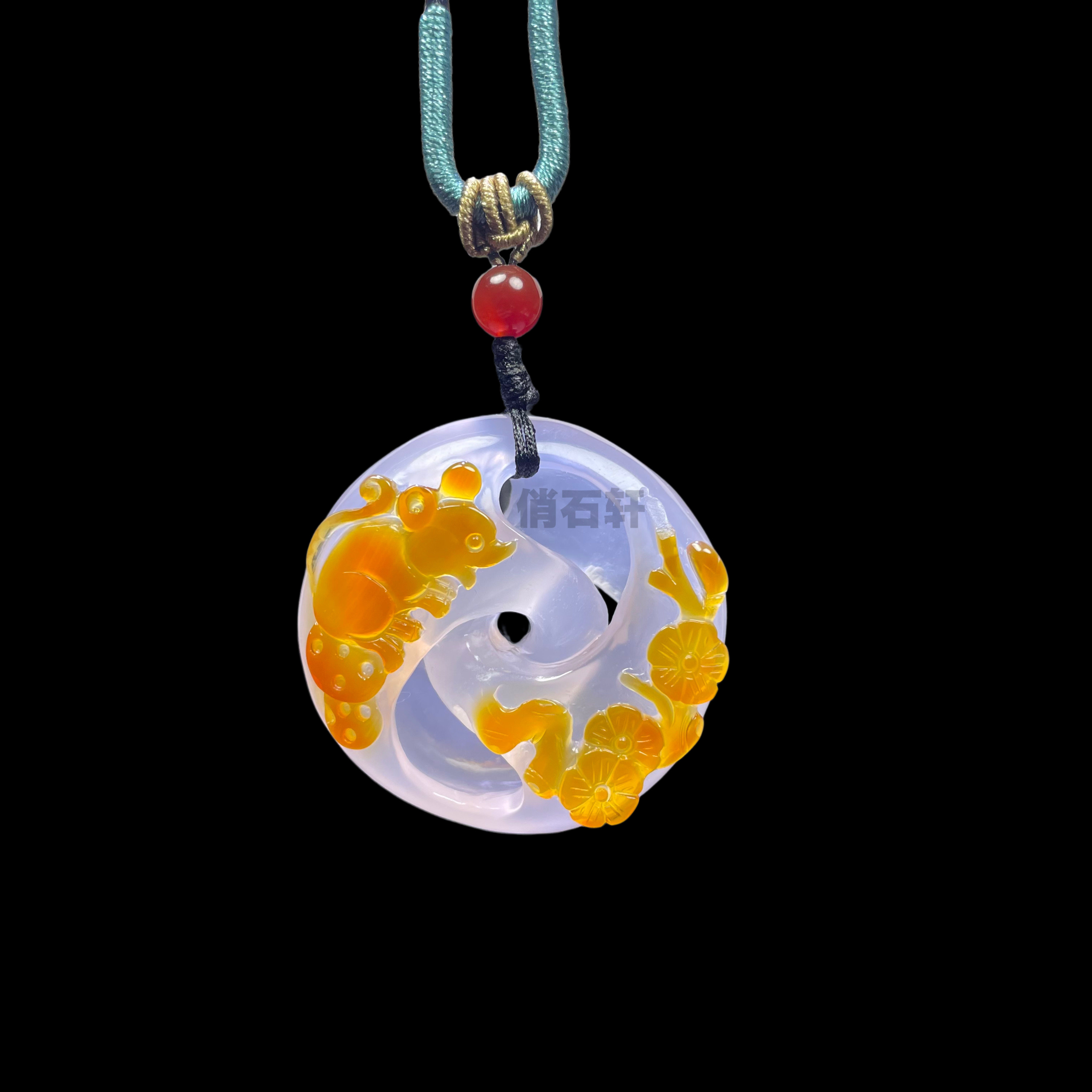 纯天然玛瑙石来运转吊坠生肖俏色巧雕莫比乌斯环动物挂件毛衣链