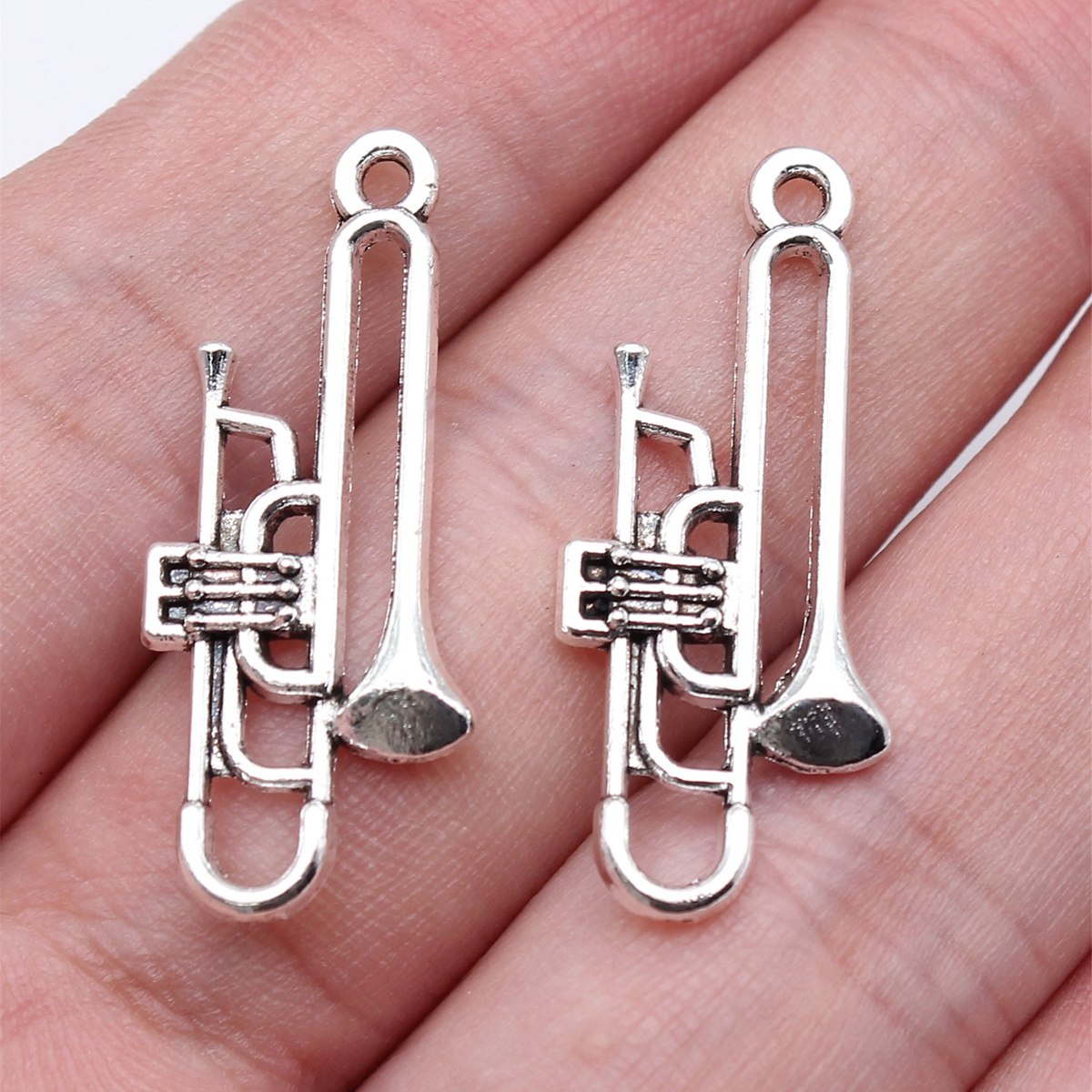 20个/包 32x14mm 古银色锌合金材质 乐器小号吊坠 AB