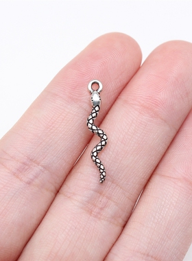 40个/包 23x4mm 古银色锌合金材质 蛇吊坠 ABD-C15808