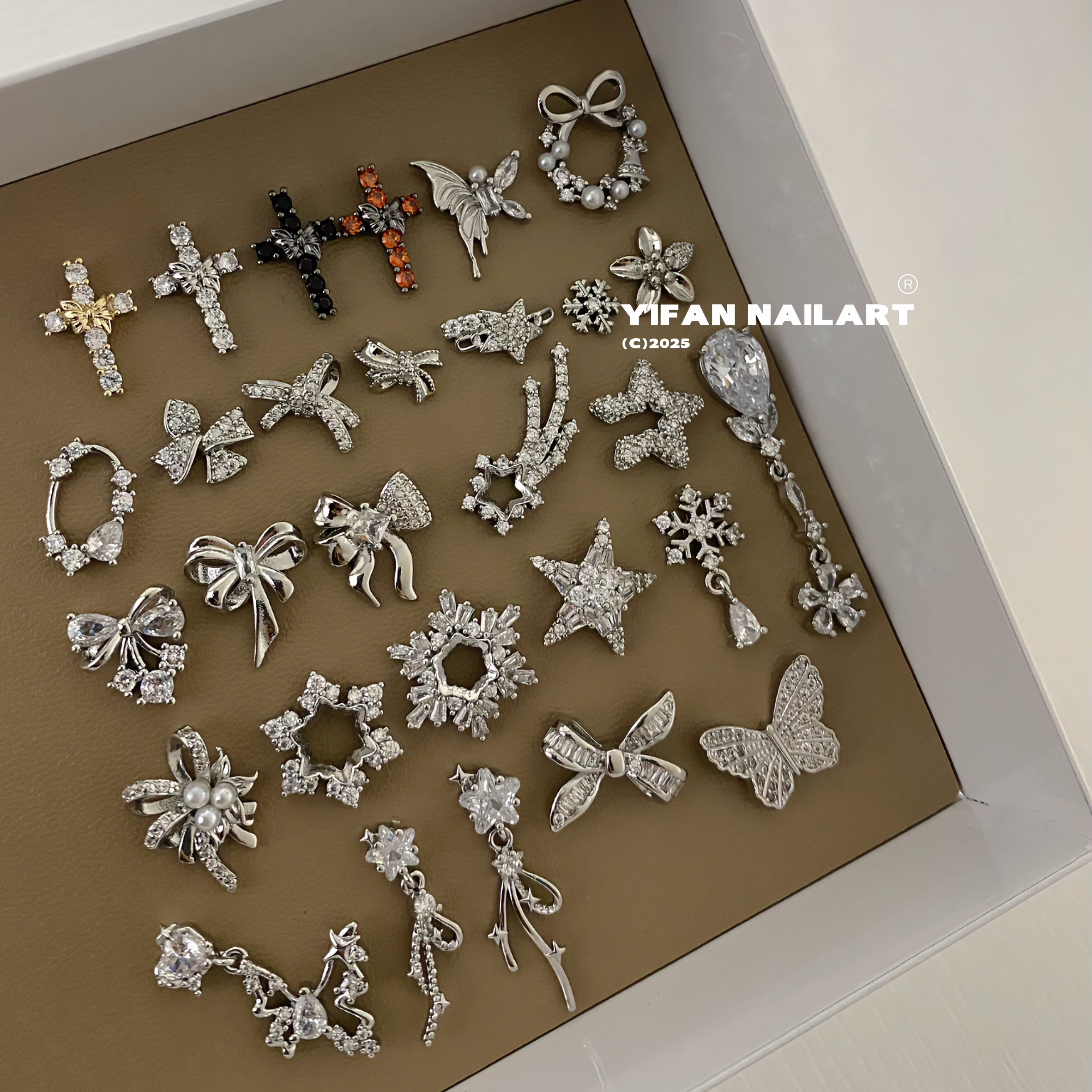 YIFANNAIL【冬季限定】蝴蝶结镶嵌满钻星雪花钻框锆石美甲饰品R49