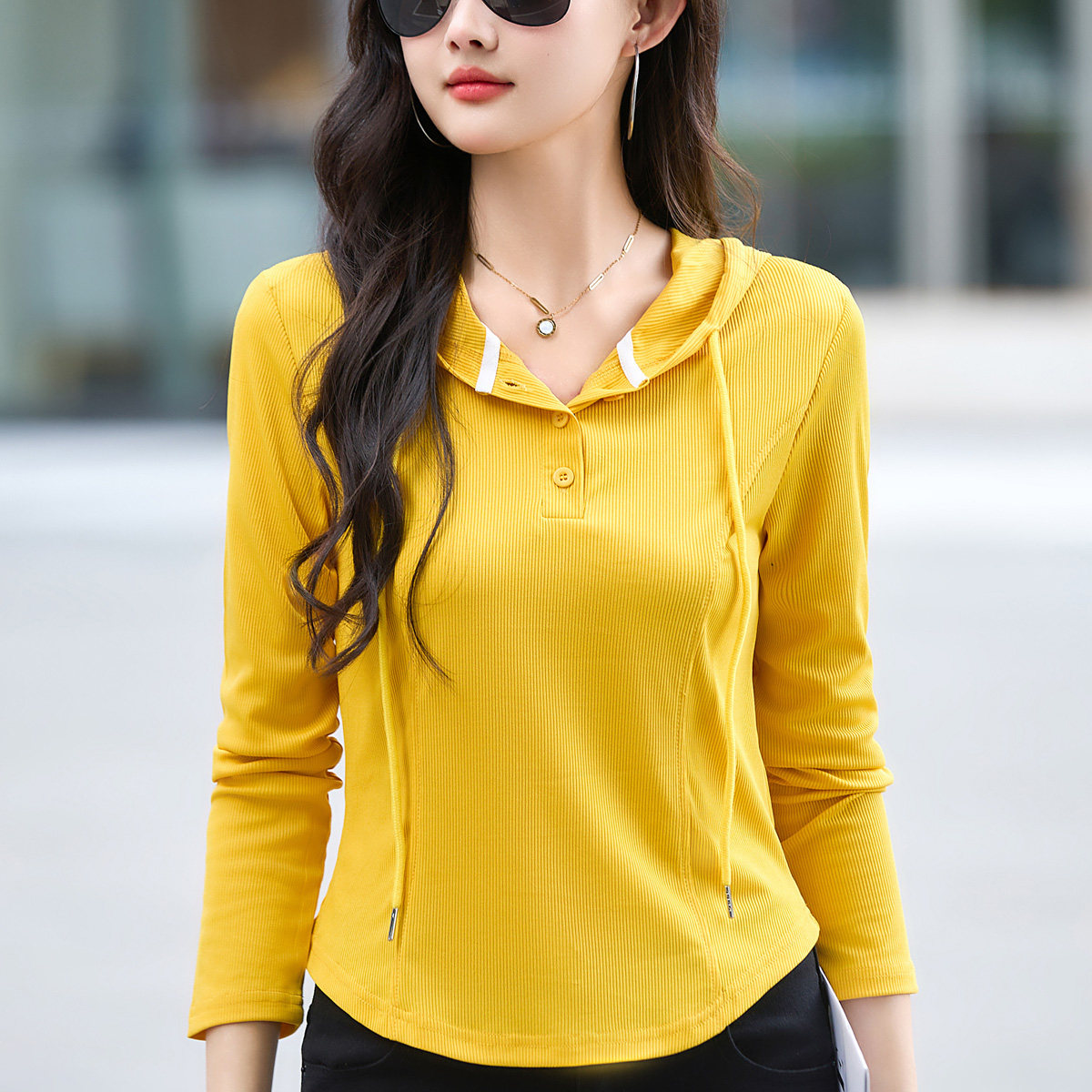 秋季实拍小个子直筒白色长袖时尚休闲风短款上衣连帽卫衣T恤女装