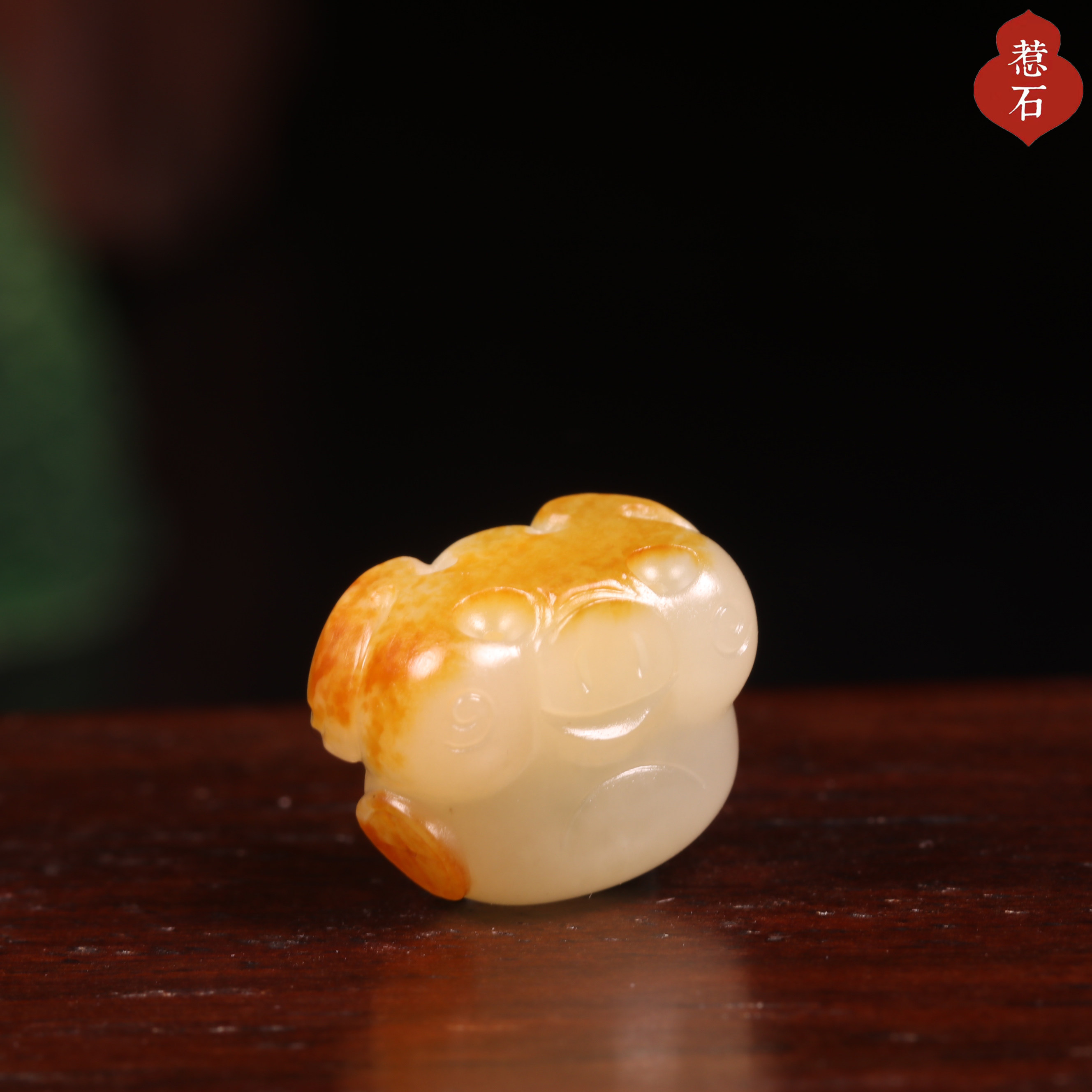 和田玉籽料洒金皮生肖猪吊坠