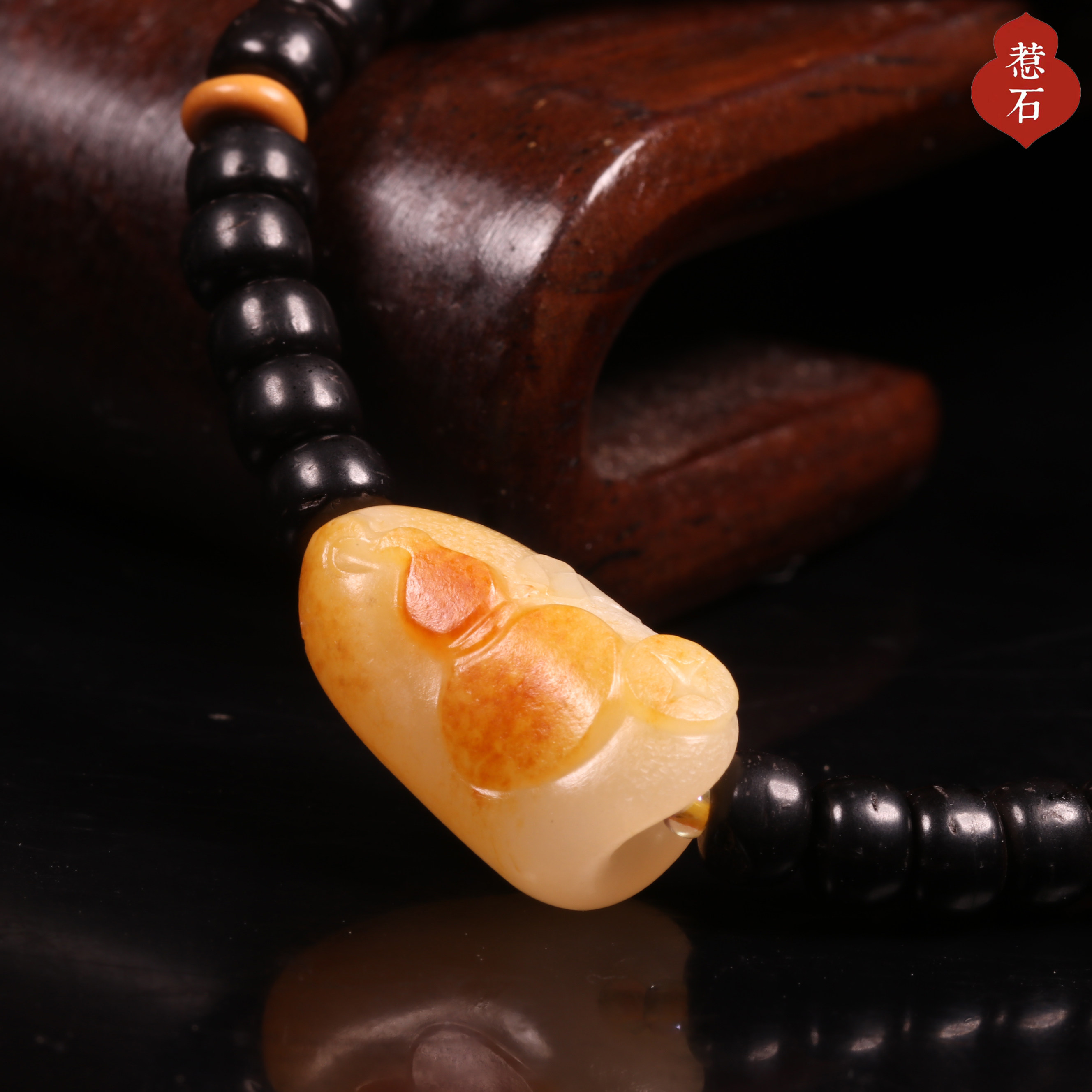和田玉籽料红皮白肉俏色葫芦手串