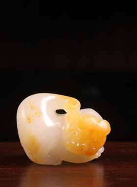 和田玉籽料虎虎生威吊坠苏工