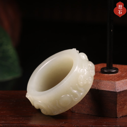 和田玉籽料螭龙戒指苏工内径22mm