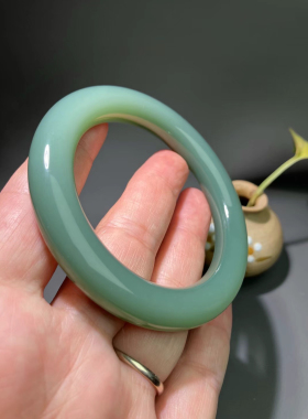 新疆玉见楼兰和田玉鸭蛋青粉青手镯