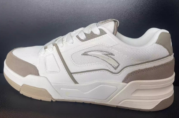 安踏低帮百搭超轻滑板鞋