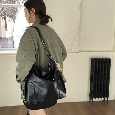 肥肥自制2025秋冬新款复古休闲油皮菱格绣线托特单肩斜挎包