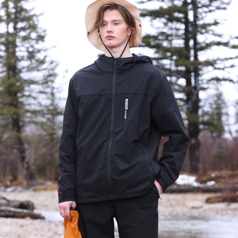 登山布面料手感柔软、布面平整光滑、透气