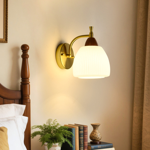 中古风床头壁灯卧室胡桃色玻璃灯罩复古高级感玄关走廊背景墙灯具