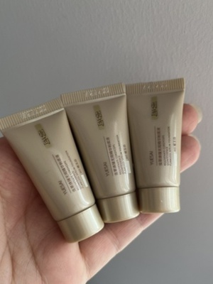 羽西鎏金粉底液虫草遮瑕玻色