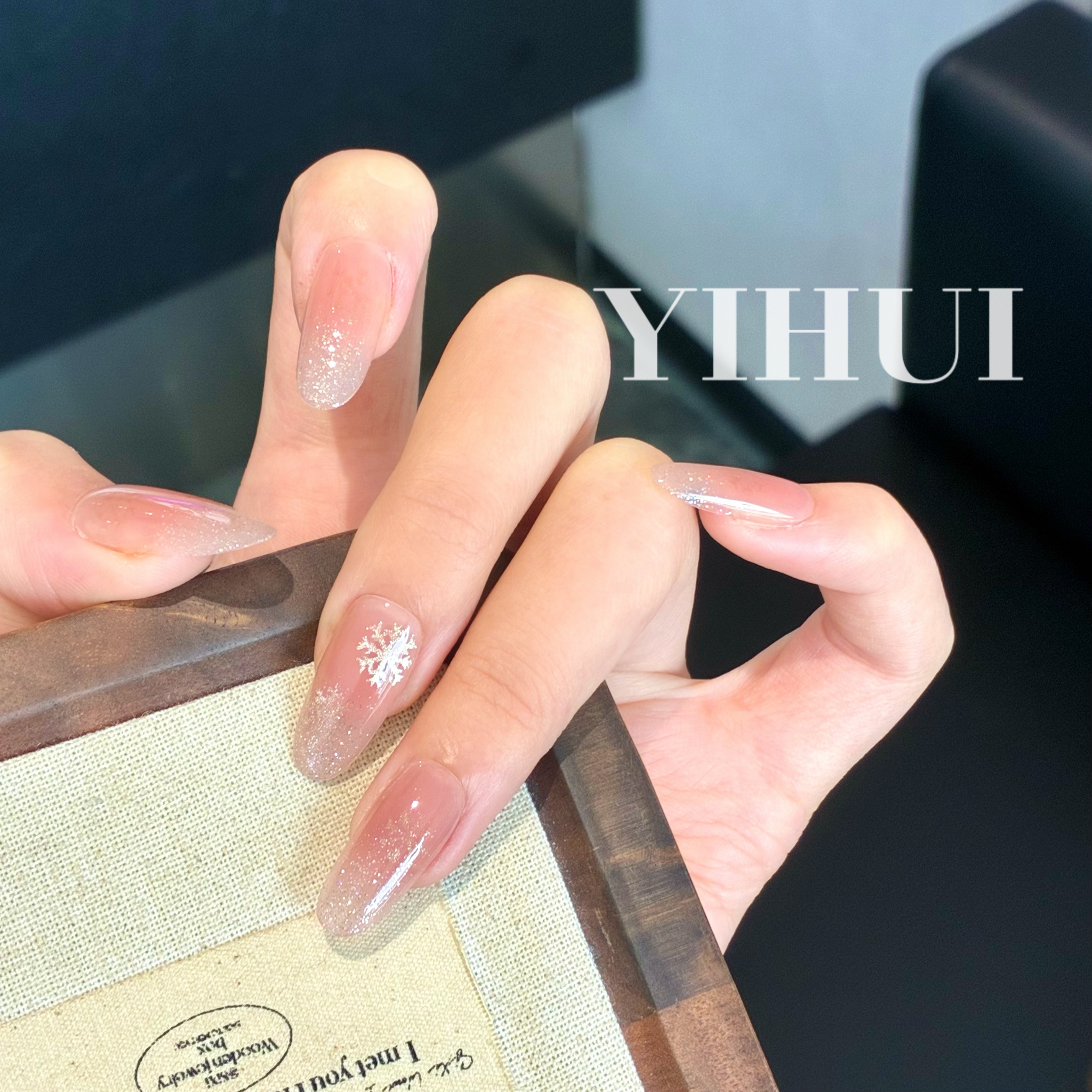 裸色碎钻美甲纯手绘猫眼雪花