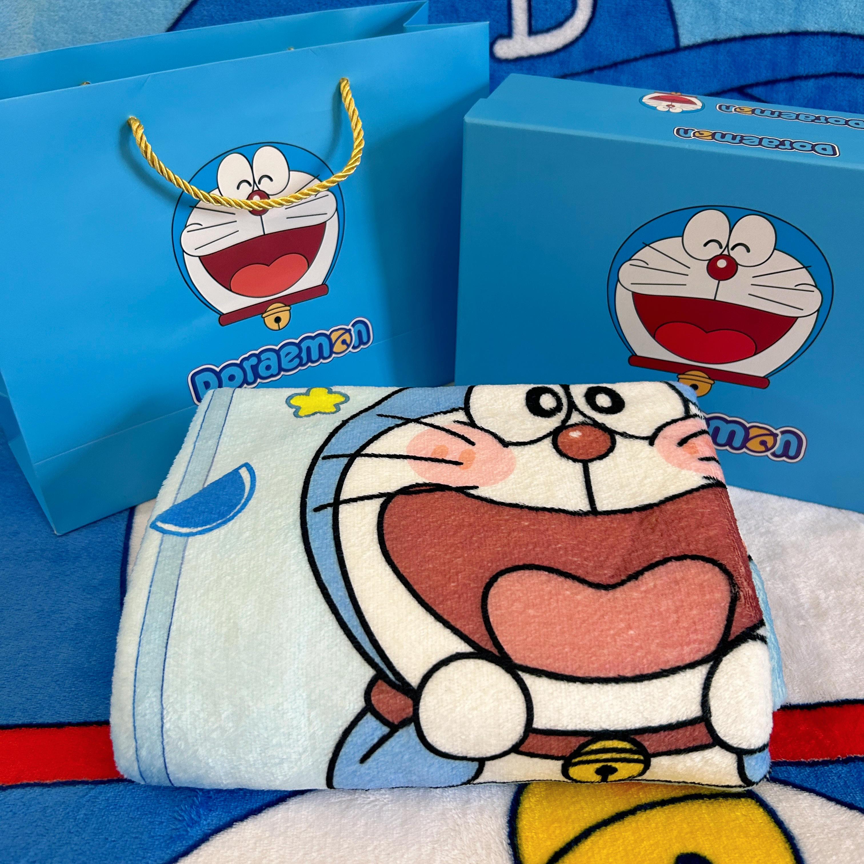 哆啦a梦珊瑚绒披肩毯午休毯卡通毛绒实用伴手礼生日送男女朋友秋