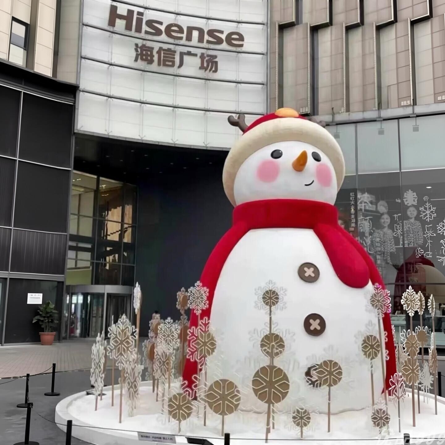 冬季巨型毛绒雪人美陈商场广场圣诞新年卡通落地雕塑装饰装置定制