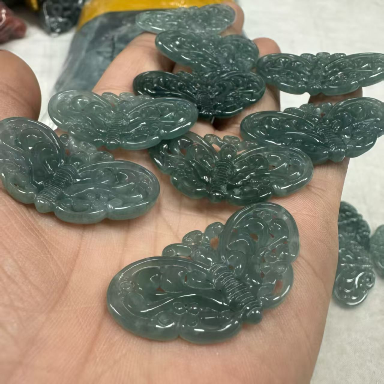 缅甸A货翡翠冰种蝴蝶蓝水吊坠