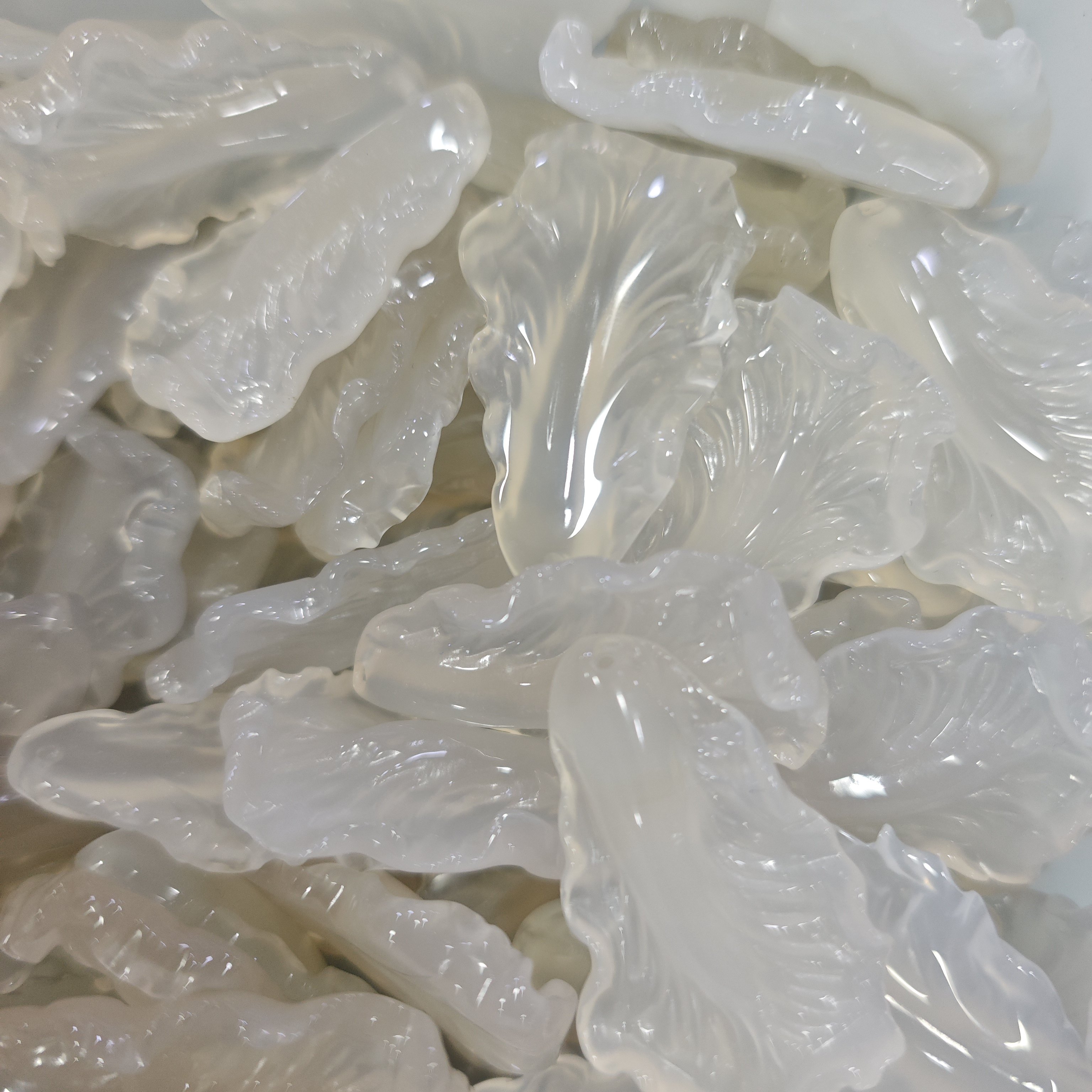 天然白冰种玉髓冰种叶子雕件颈饰