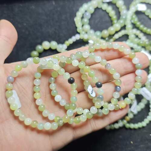 天然和田玉证书淡黄口圆珠多圈