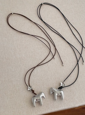 新款小马吊坠项链女小众设计感高级轻奢气质百搭串珠项链
