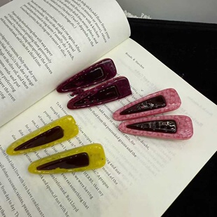 发夹 字母发饰 2026早春系列紫粉拼色三角水滴发夹鸭嘴夹边夹