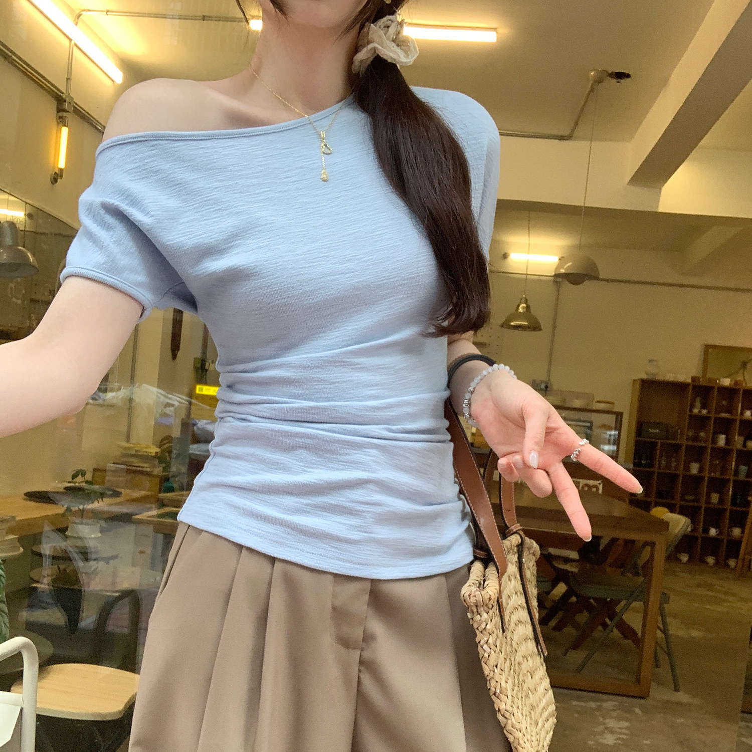 韩系气质蓝色一字肩露肩短袖T恤女2025夏季新款独特漂亮斜肩上衣