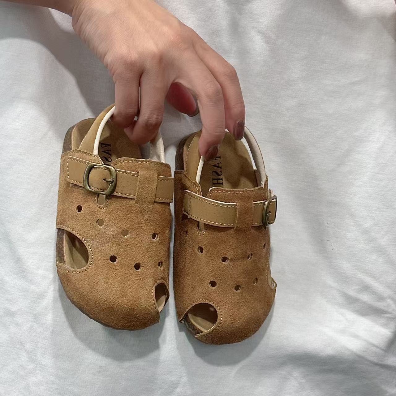 儿童真皮勃肯鞋女童夏季新款凉鞋公主鞋小童外穿包头洞洞鞋防滑鞋