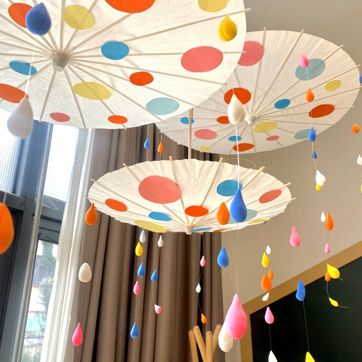 油纸伞吊饰环创材料幼儿园彩色圆形波点贴纸美工区装饰挂饰布置