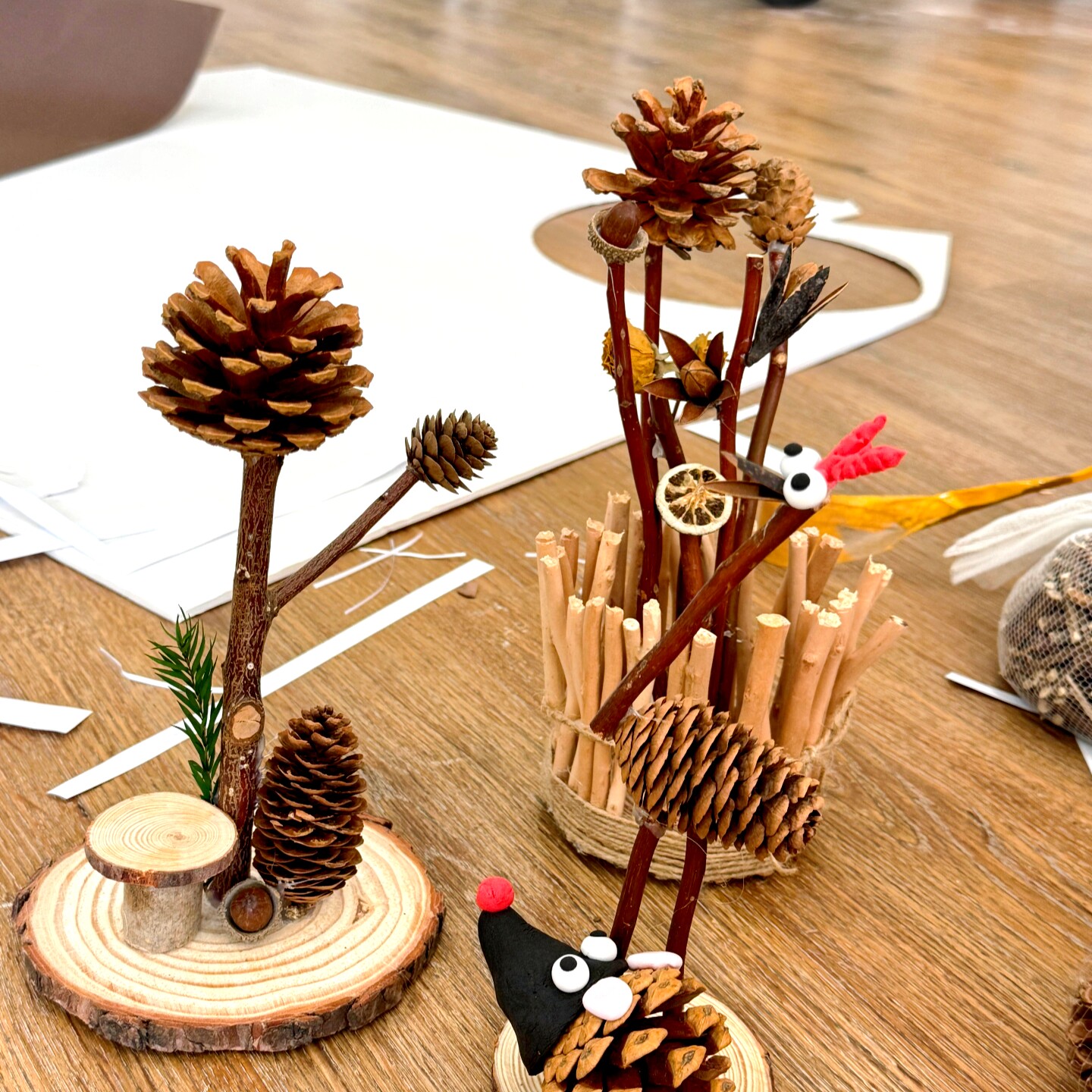 幼儿园木工坊自然物环创材料低结构手工作品diy树枝木片松果装饰