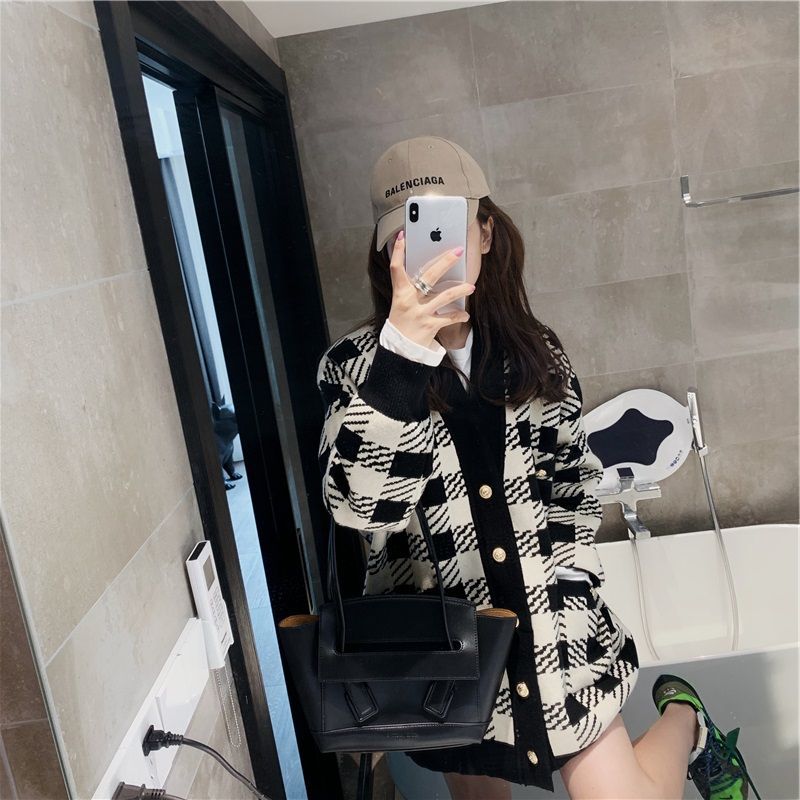 秋冬慵懒风黑白格宽松V领长袖针织开衫毛衣女外套中长款复古外穿