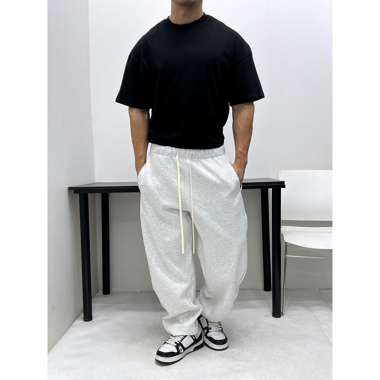 质感好面料卫裤弯刀裁剪宽松微阔图片