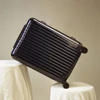 Зеркальное очарование черного рутинного издания модели молнии на молнии