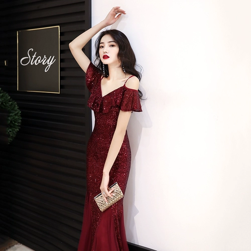 Летнее бордовое вечернее платье, цветная юбка, крой «рыбий хвост», премиум класс, городской стиль, открытые плечи