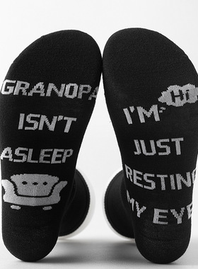 脚底字母潮袜'GRANOPA ISN'T ASLEEP,I'M JUST RESTING MY EYES'
