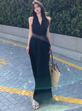 黑色高级感V领挂脖连衣裙女春夏穿搭2026新款气质收腰显瘦A字长裙