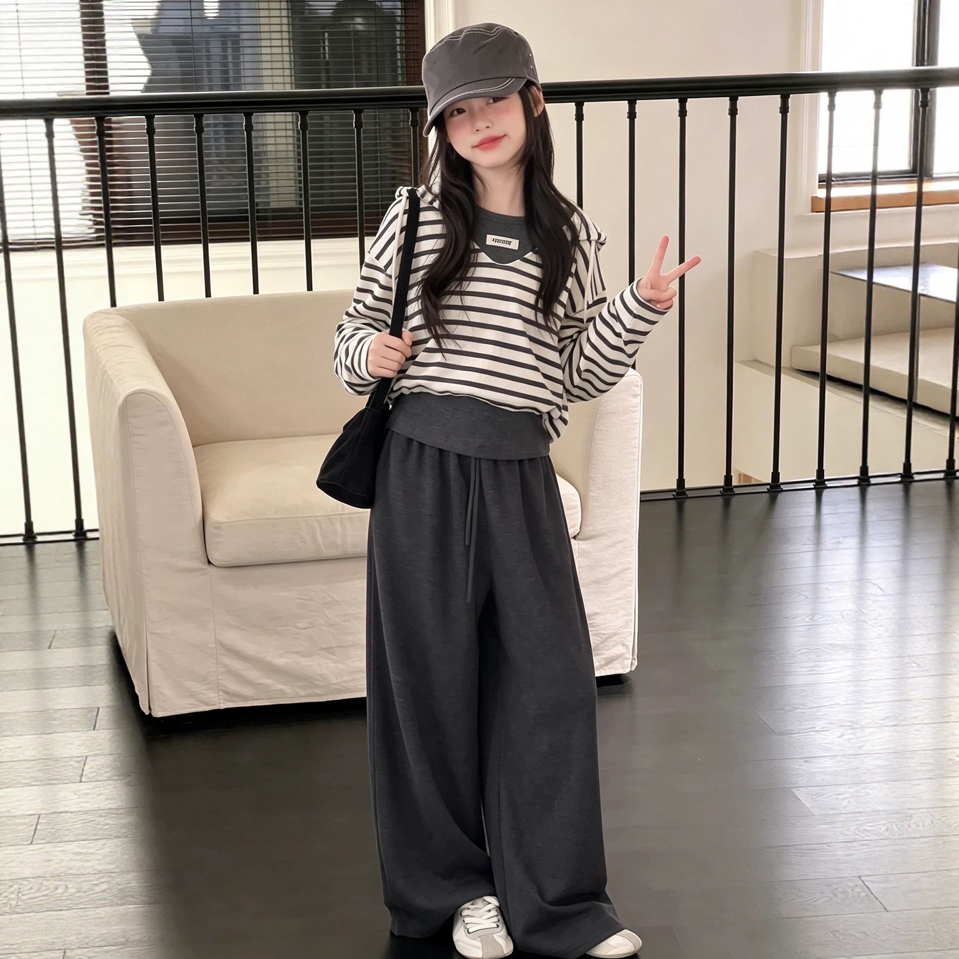 女童秋装套装2026新款儿童时髦洋气春秋大童背心卫衣休闲裤三件套