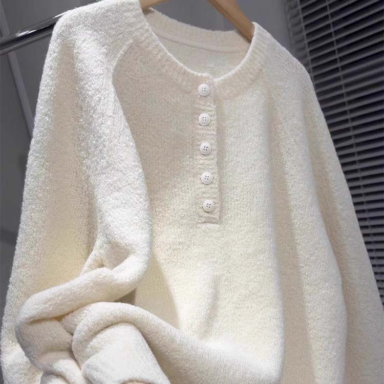 白色宽松慵懒外穿圆领毛衣女秋冬