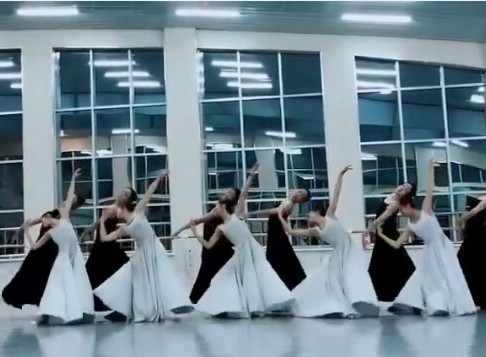 新款白色黑色现代舞蹈服装大摆裙女现代舞连衣裙我们的歌演出服装